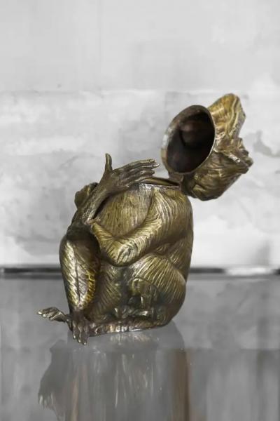 Cantilevered brass ice bucket monkey Edizioni molto