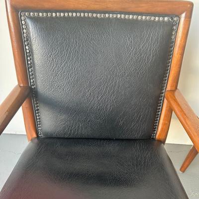 Carlo de Carli Carlo di Carli Can be sold as pairs The walnut framework with tapering and flaring legs and ar