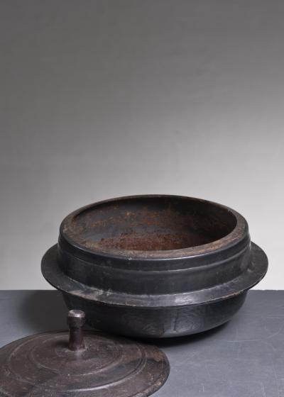Cast iron pot with lid