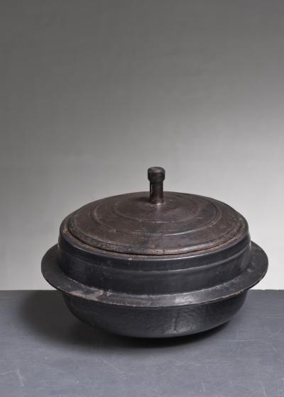Cast iron pot with lid