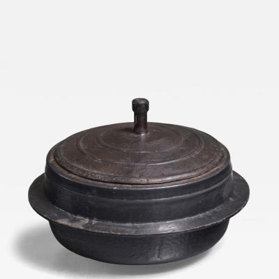 Cast iron pot with lid