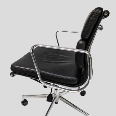Charles Eames Charles Eames design soft pad for Vitra black leather chair