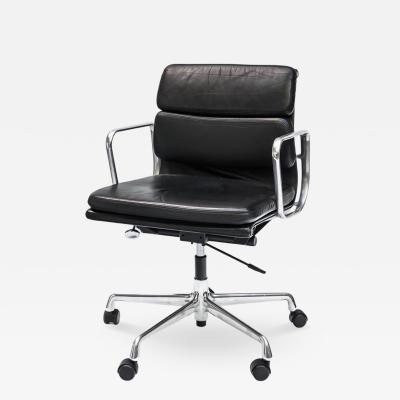 Charles Eames Charles Eames design soft pad for Vitra black leather chair