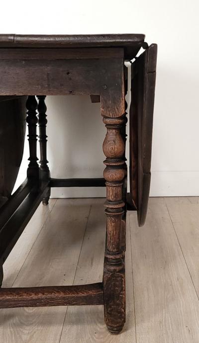 Charles II Oval Gate Leg Table in Oak England circa 1680
