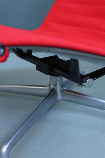 Charles Ray Eames Aluminum Lounge Chair EA125 for HERMAN MILLER