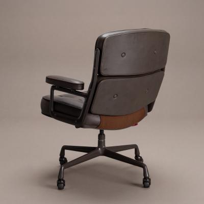 Charles Ray Eames Eames time Life Executive Chair by Herman Miller in Brown Leather Brown Frame