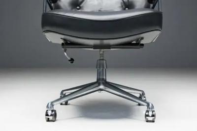 Charles Ray Eames Lobby Desk Chair ES104 by Charles Ray Eames for Herman Miller USA 1960s