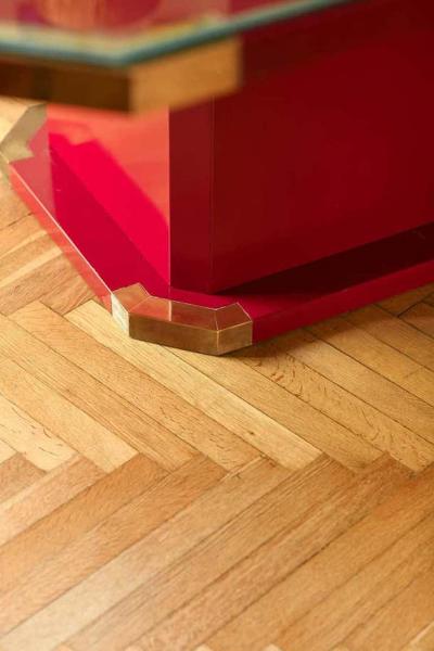 China red lacquered hexagonal table with brass details and cut crystal shelf
