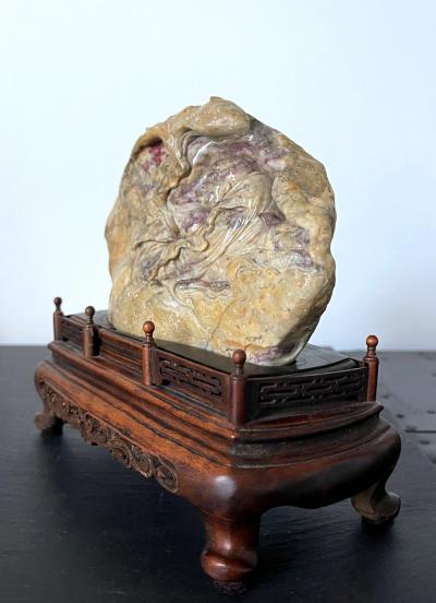 Chinese Chicken Blood Stone Carving of Bodhidharma on Wood Stand