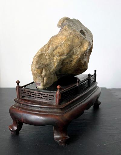 Chinese Chicken Blood Stone Carving of Bodhidharma on Wood Stand