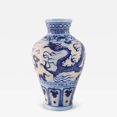 Chinese Peach White and Blue Dragon Motif Porcelain Vase