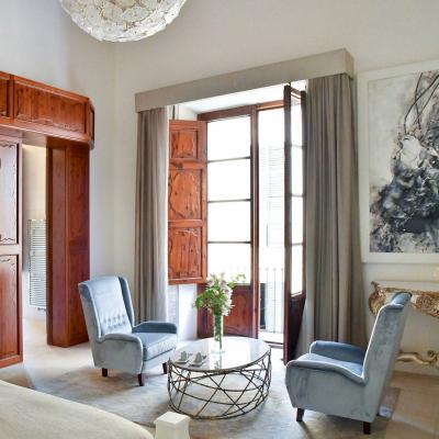 Contemporary Italian Brass White Frosted Murano Glass Leaf Sputnik Chandelier