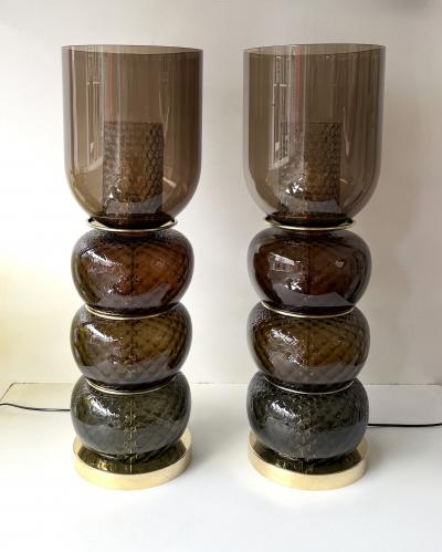 Contemporary Pair of Brass and Murano Glass Smoke Honeycomb Shades Lamps Italy