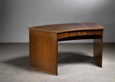 Curved desk