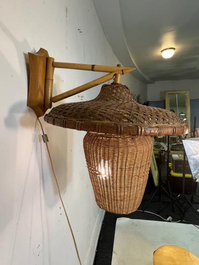 DECORATIVE PAIR OF 1940S BAMBOO CANE AND WICKER CHINOISERIE SCONCES