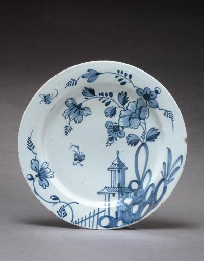 DELFT CHARGER DECORATED IN THE CHINESE TASTE