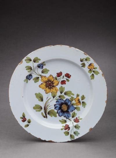 DELFT CHARGER DECORATED WITH FLOWERS