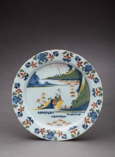 DELFT CHARGER WITH CHINOISERIE DECORATION