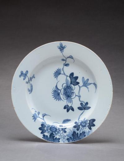 DELFT CHARGER WTIH FLORAL DECORATION