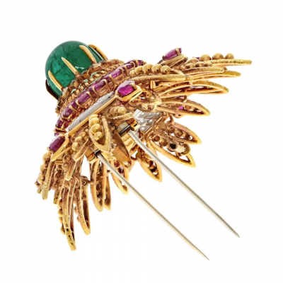 David Webb 18K YELLOW GOLD 1960S GREEN EMERALD RUBIES AND DIAMONDS PENDANT BROOCH