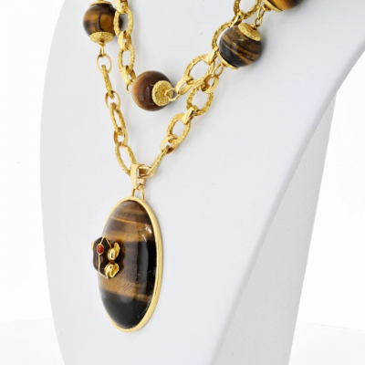 David Webb David Webb 18K Yellow Gold 1960s Tiger Eye Long Bead With A Frog Necklace