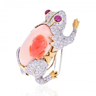 David Webb PLATINUM 18K GOLD RED EYE FROG WITH A BABY FROG IN DIAMONDS CORAL BROOCH