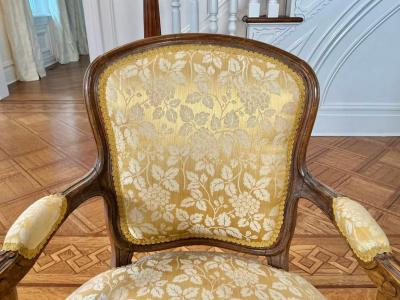 Dorothy Draper Pair of Fancy French Louis XV Refined Fauteuils Chairs Mid Century