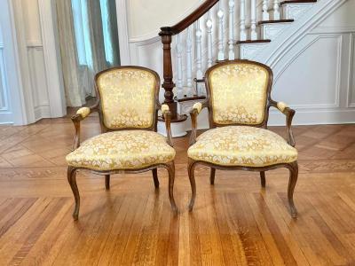 Dorothy Draper Pair of Fancy French Louis XV Refined Fauteuils Chairs Mid Century