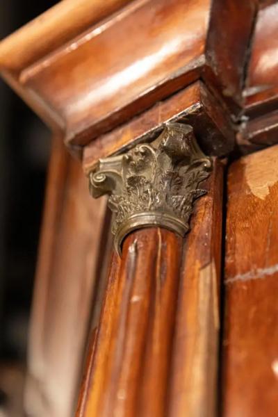 Dutch Rococo 1780s Walnut Vitrine with Bomb Chest Glass Doors Hunting Trophy