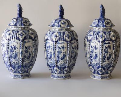 EARLY 18TH CENTURY DUTCH DELFT GARNITURE