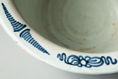 EARLY 19TH CENTURY LARGE TWO HANDLED CACHE POT IN CAMA EU BLEU