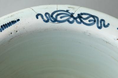 EARLY 19TH CENTURY LARGE TWO HANDLED CACHE POT IN CAMA EU BLEU