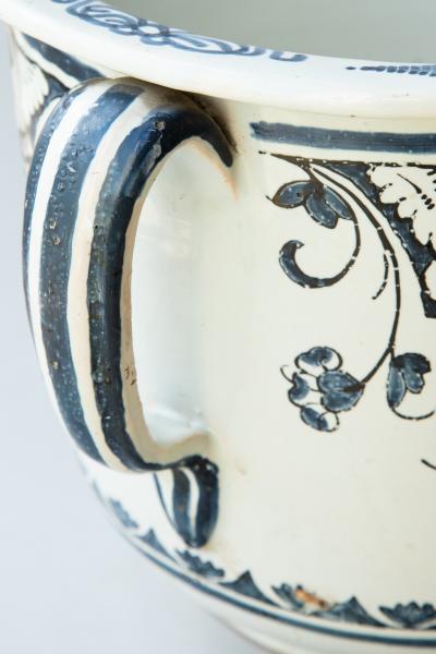 EARLY 19TH CENTURY LARGE TWO HANDLED CACHE POT IN CAMA EU BLEU