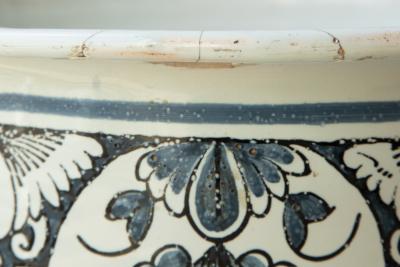 EARLY 19TH CENTURY LARGE TWO HANDLED CACHE POT IN CAMA EU BLEU