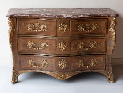 EARLY LOUIS XV ROSEWOOD COMMODE FA ADE CINTR E 