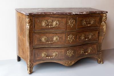 EARLY LOUIS XV ROSEWOOD COMMODE FA ADE CINTR E 