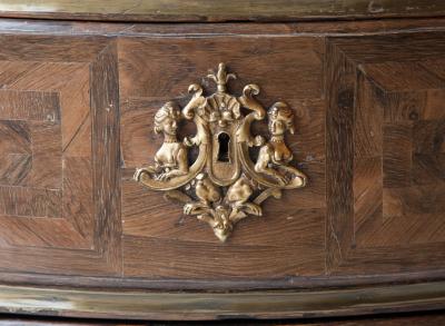 EARLY LOUIS XV ROSEWOOD COMMODE FA ADE CINTR E 