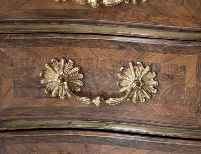 EARLY LOUIS XV ROSEWOOD COMMODE FA ADE CINTR E 