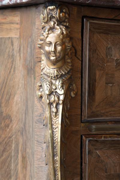 EARLY LOUIS XV ROSEWOOD COMMODE FA ADE CINTR E 