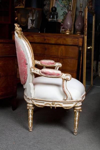 ELEGANT GILDED AND WHITE PAINTED UPHOLSTERED ITALIAN LOUIS XVI STYLE ARMCHAIR