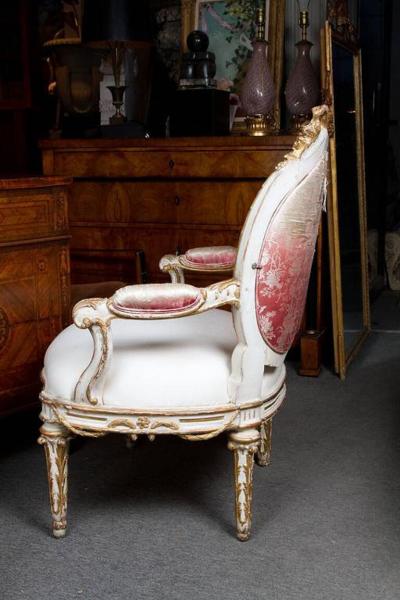 ELEGANT GILDED AND WHITE PAINTED UPHOLSTERED ITALIAN LOUIS XVI STYLE ARMCHAIR