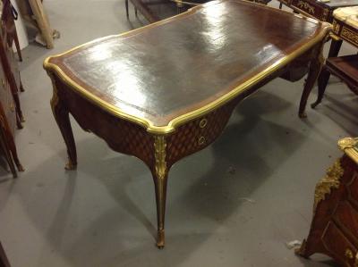 ELEGANTLOUIS XV STYLE MARQUETRY DESK BUREAU PLAT