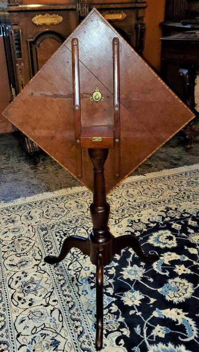 Early 19th Century American Sheraton Tilt Top Table of Neat Proportions