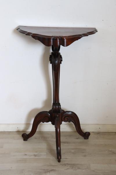 Early 20th Century Italian Walnut Gu ridon Tripod Table or Pedestal Table