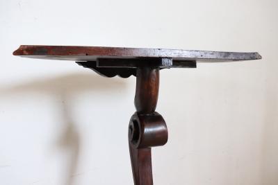 Early 20th Century Italian Walnut Gu ridon Tripod Table or Pedestal Table