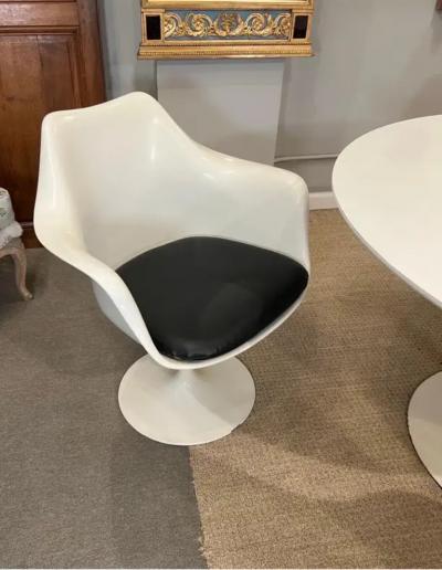 Eero Saarinen 1970 s Eero Saarinen for Knoll Tulip form Table 4 Chairs 2 side 2 arms
