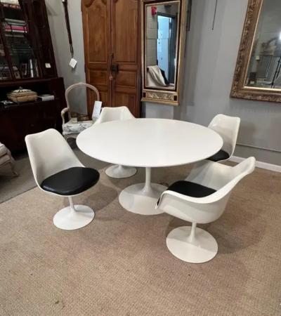 Eero Saarinen 1970 s Eero Saarinen for Knoll Tulip form Table 4 Chairs 2 side 2 arms