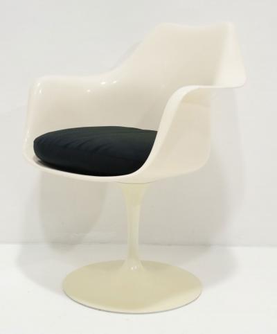 Eero Saarinen Eero Saarinen for Knoll Tulip Chairs