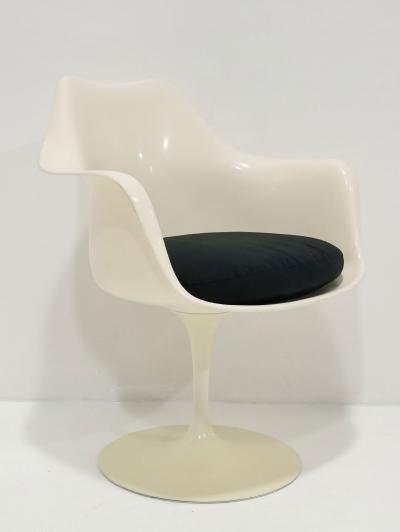 Eero Saarinen Eero Saarinen for Knoll Tulip Chairs