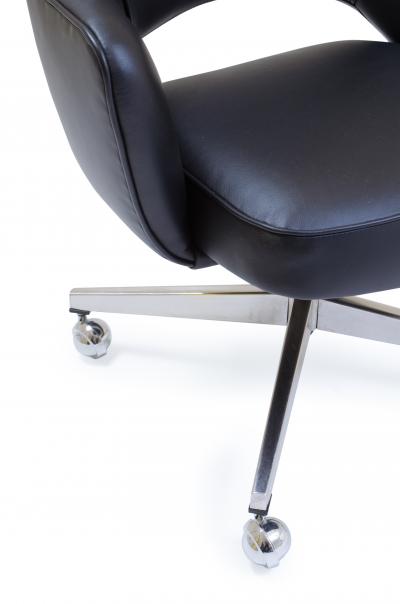 Eero Saarinen Saarinen Executive Armchair in Original Black Leather Vintage Swivel Base